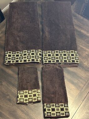 Avanti Brown Towel Set with Geometric Trim